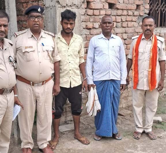 अंग्रेजी शराब के साथ युवक धराया, चोरी की बाइक भी बरामद