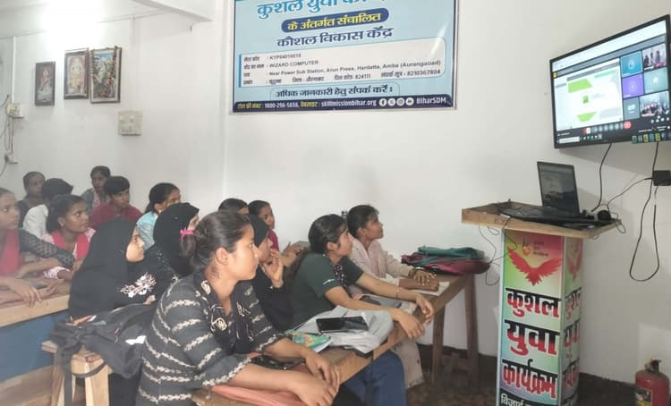 कौशल विकास योजना के तहत प्रशिक्षण प्राप्त युवाओं को भी मिलेगी इंटर्नशिप की राशि