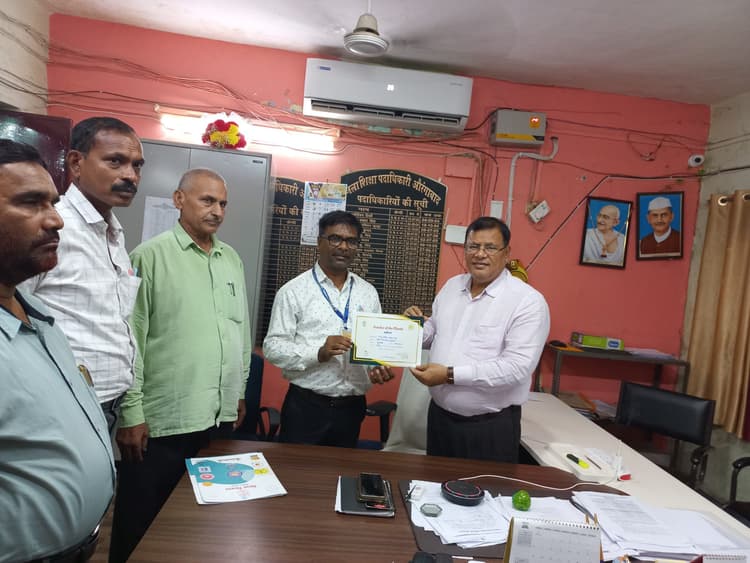 कुटुंबा के चंद्रशेखर साहू व नवीनगर के मंजू पांडेय को मिला टीचर ऑफ मंथ का  अवार्ड