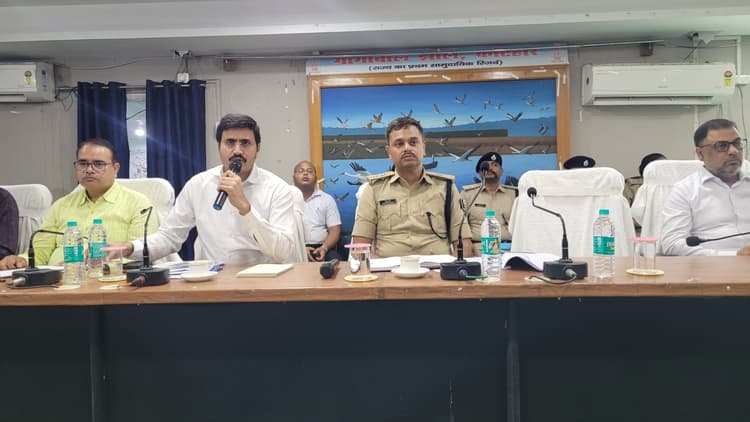 आपसी सद्भाव व भाईचारे के साथ मनाएं मुहर्रम: डीएम