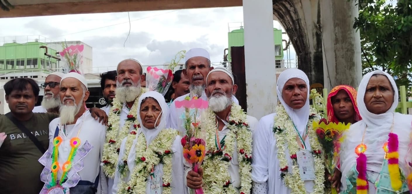 हज पूरा कर 49 दिन बाद वतन लौटे हज यात्री का स्वागत