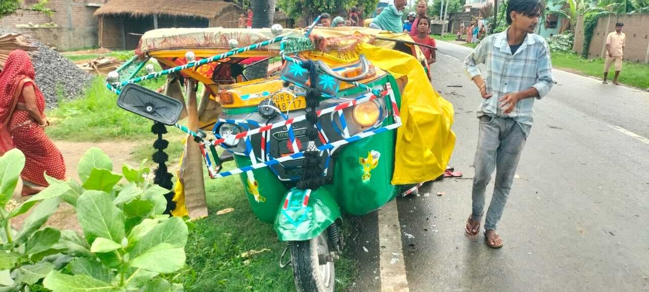 hajipur news. दो ऑटो की टक्कर में युवक की मौत, चार लोग जख्मी