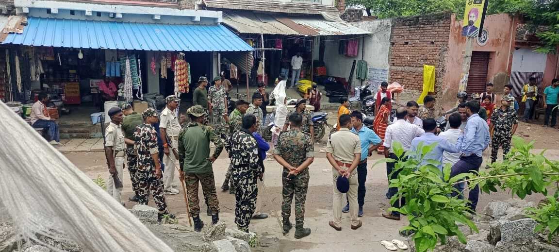 शिवगंज में मुख्य मार्ग से हटाया गया मंदिर का अवशेष