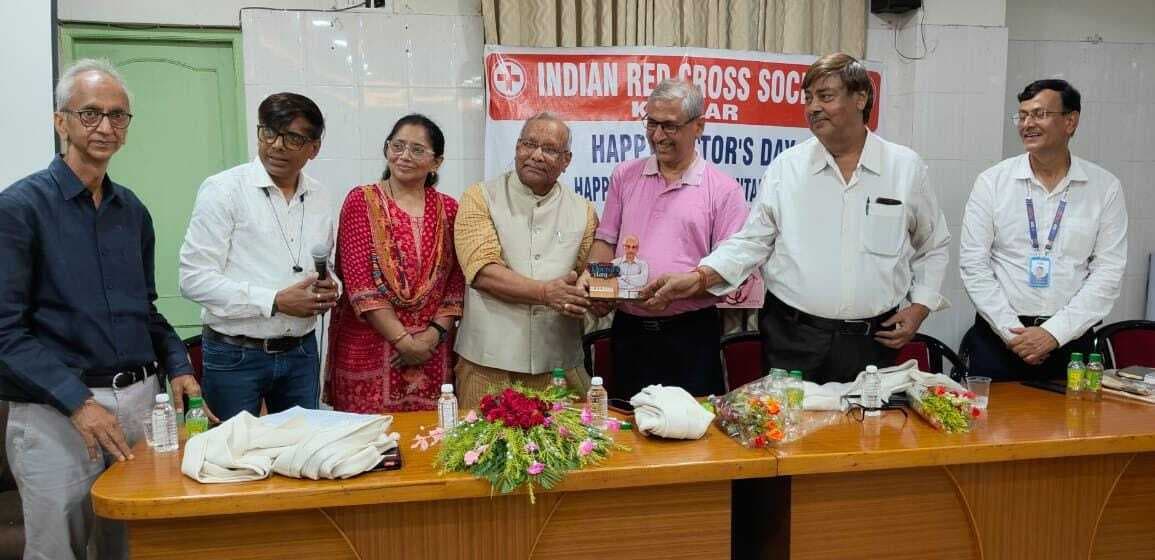रेडक्रांस की ओर से डॉक्टर्स डे पर चिकित्सकों को किया सम्मानित