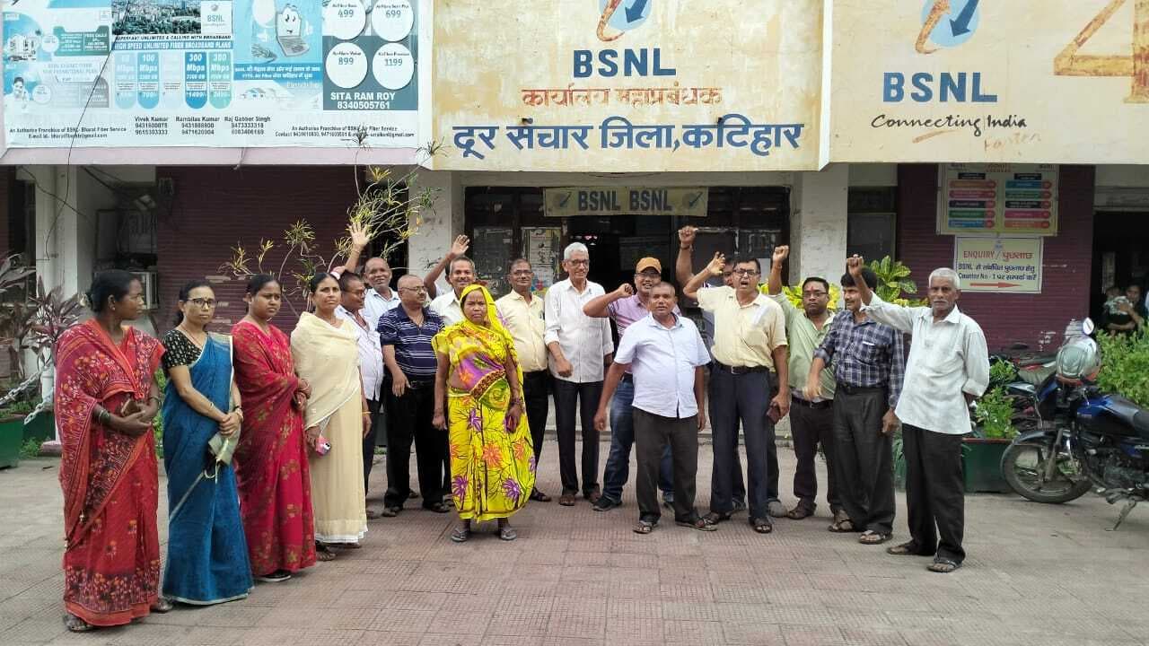 पांच सूत्री मांगों को लेकर बीएसएनएल के समक्ष किया प्रदर्शन