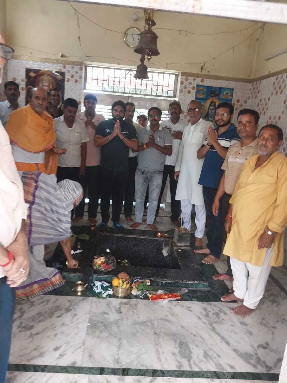 शिबू सोरेन के स्वास्थ्य लाभ के लिए  शिव मंदिर में विशेष पूजा-अर्चना