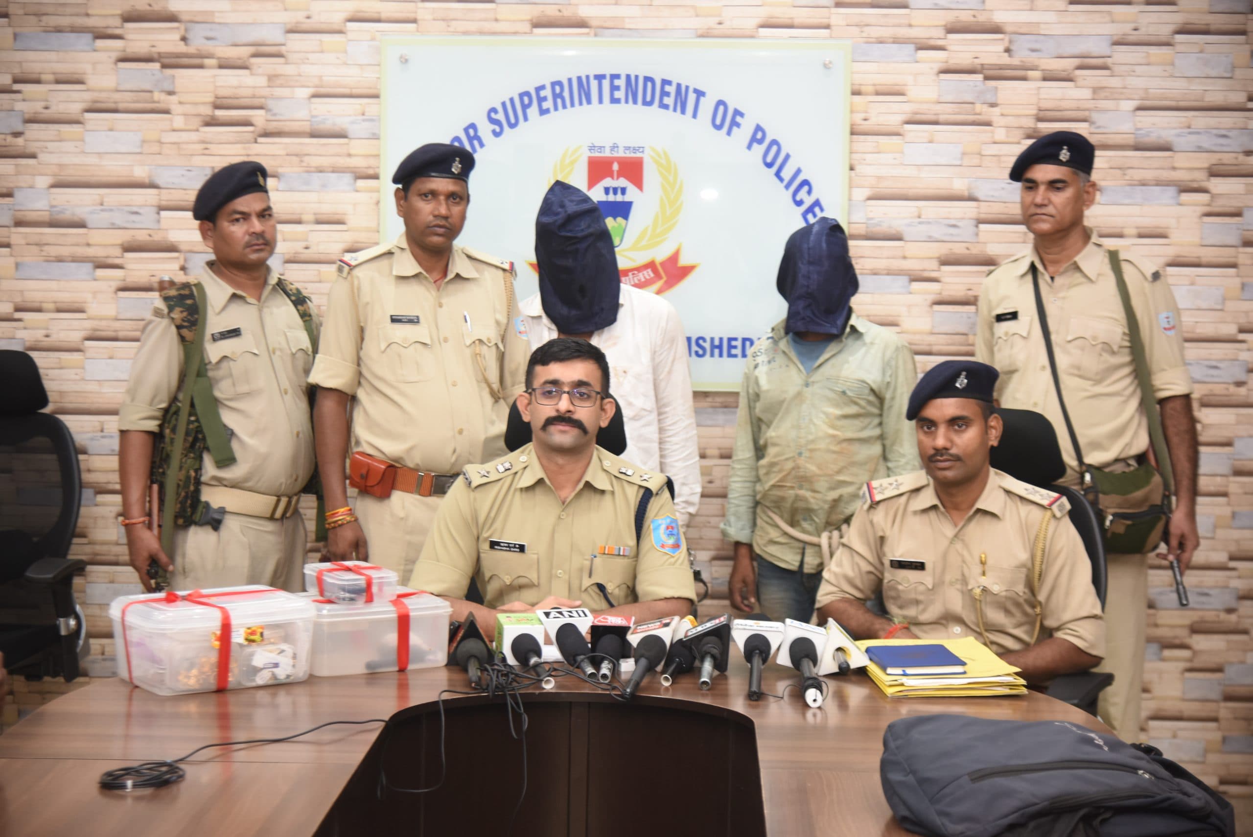 Jamshedpur News : स्वर्ण व्यवसायी से लूट में गिरफ्तार दोनों युवक भेजे गये जेल, लूटकांड के मास्टर माइंड संजीव मिश्रा की तलाश में जुटी पुलिस