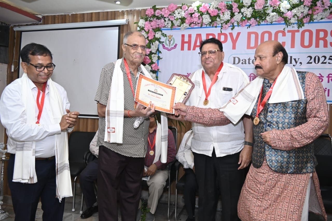 आठ वरिष्ठ चिकित्सकों को दिए गये लाइफ टाइम अचीवमेंट अवार्ड