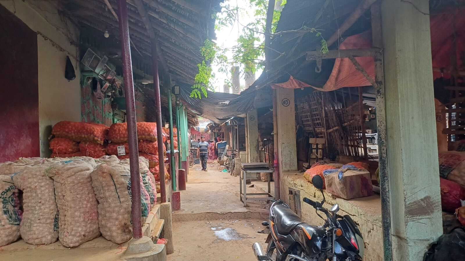 निगम प्रशासन ने पुन: राजा बाजार मार्केट को खाली करने का दिया नोटिस