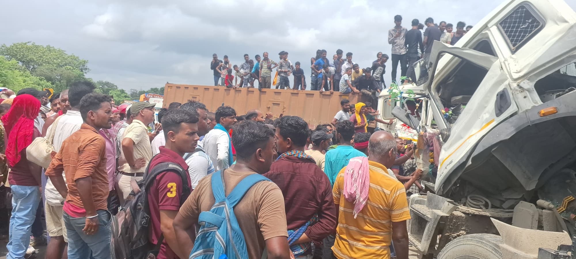 कुरसेला में एनएच-31 पर हाइवा-कंटेनर में भीषण टक्कर, चालक की मौत