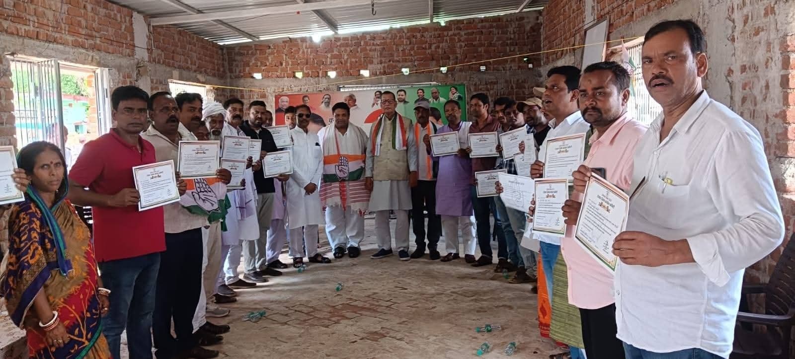 सारवां : कांग्रेस प्रखंड अध्यक्ष को नियुक्ति पत्र प्रदान देकर किया सम्मानित