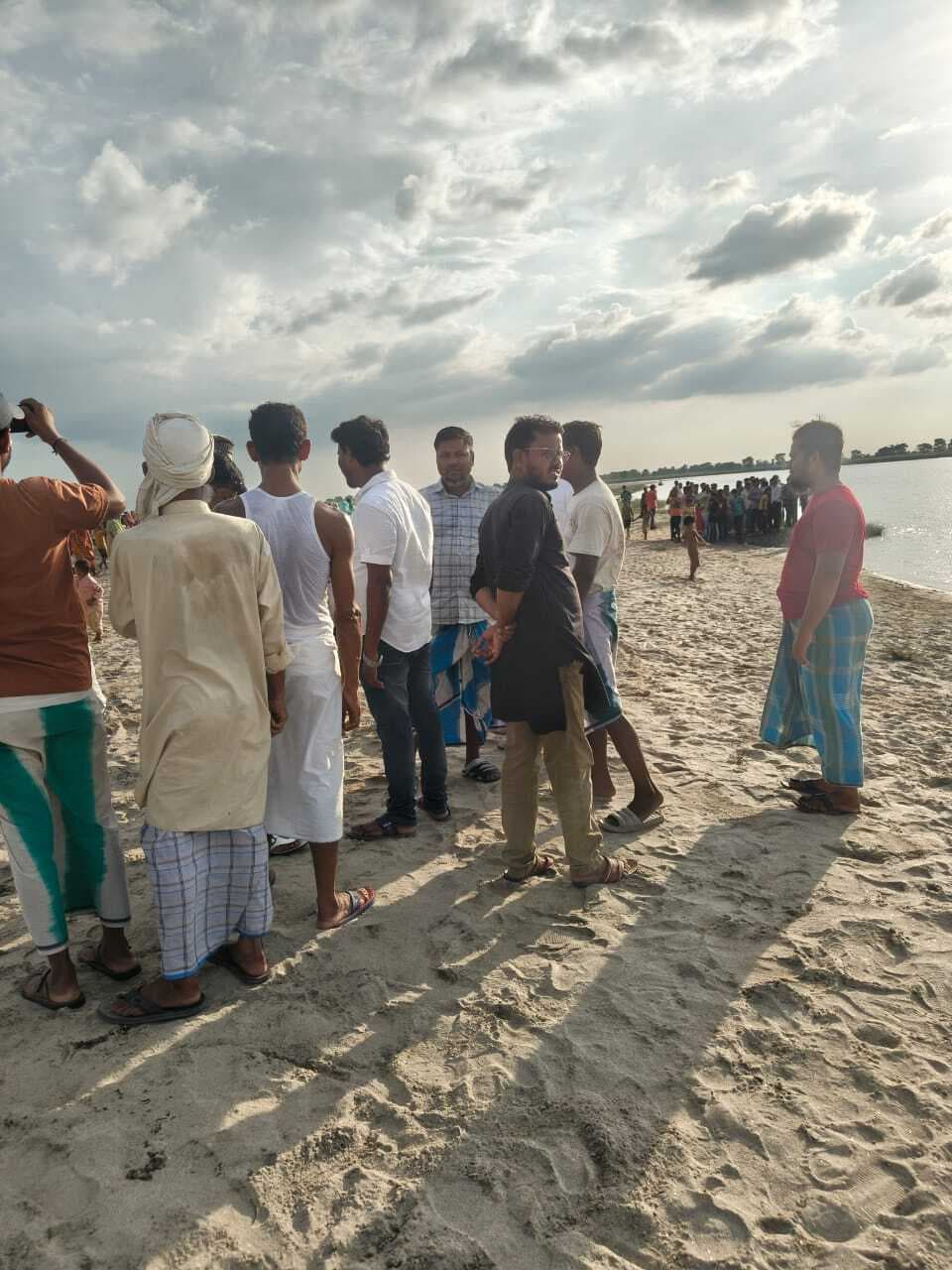 महानंदा नदी में स्नान करने गये पांच दोस्तों में से एक लापता, खोज में टीम