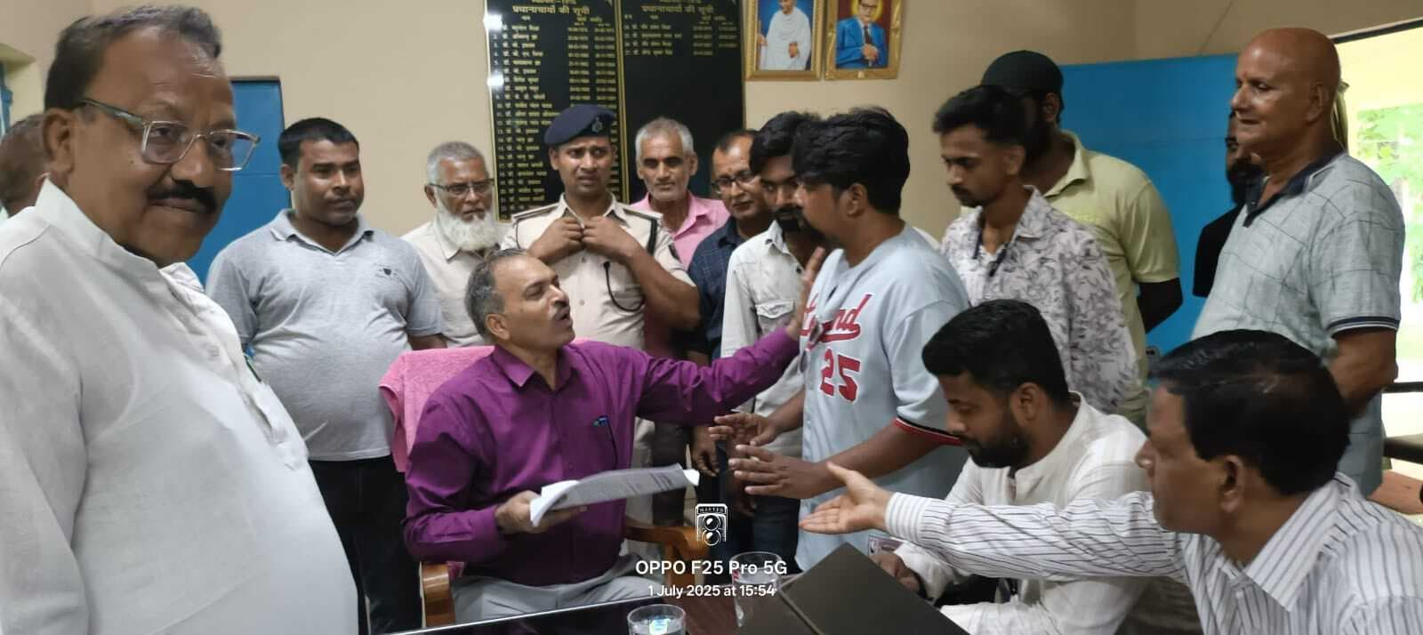 केबी झा कॉलेज के कर्मचारियों के साथ हो रहा भेदभाव