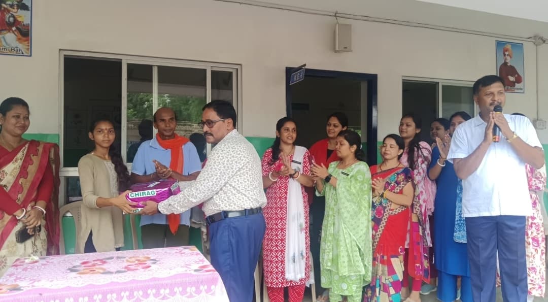 स्कूल ने बाघ के रेस्क्यू में मदद करनेवाली बच्ची और पिता को सम्मानित किया