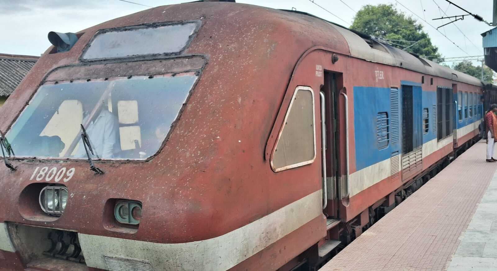 73428 डाउन किऊल-जमालपुर डेमू ट्रेन का इंजन हुआ फेल, परेशान रहे रेलयात्री