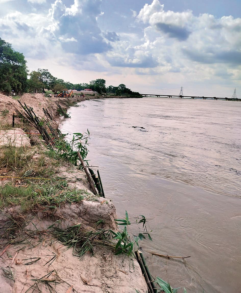 Gopalganj News  : दीपऊ-पकड़ी बांध को बचाने के लिए जंग जारी, नदी के शिफ्ट होने से बिगड़ी हालत