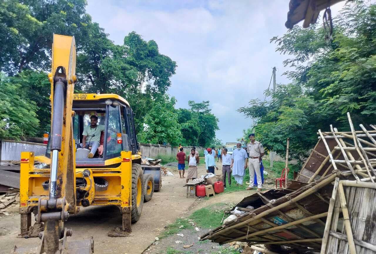 मुंडली मिशन के छात्रावास के पास चला जेसीबी, हटाया अतिक्रमण
