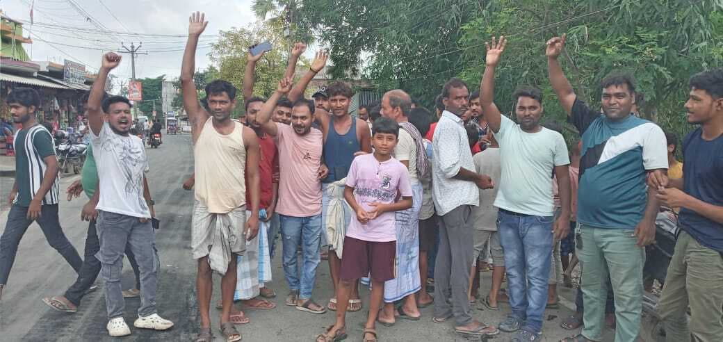 मटियाल मोहल्ले के लोगों ने ट्रांसफाॅर्मर की मांग को लेकर सड़क किया जाम