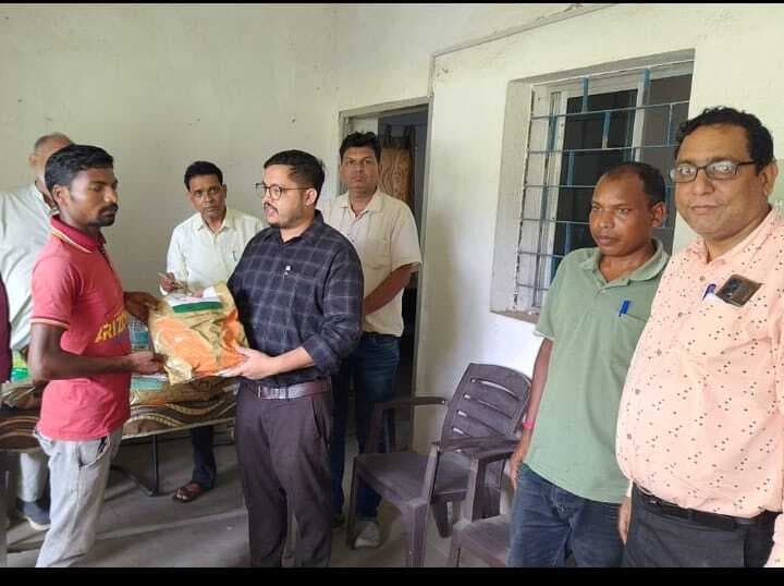 बीडीओ ने किया मक्का बीज का वितरण