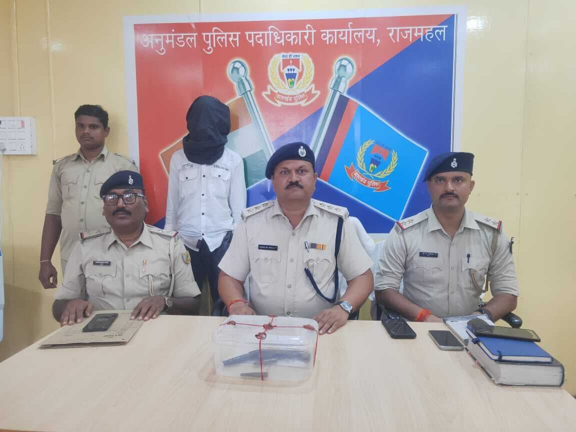 तीनपहाड़ में देसी कट्टा व दो जिंदा कारतूस के साथ गिरफ्तार