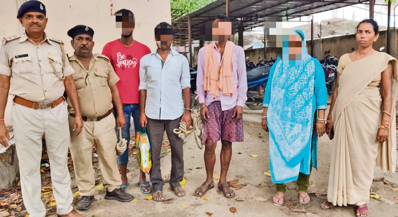 Saran News : पुलिस टीम पर हमले में फरार महिला सहित चार गिरफ्तार