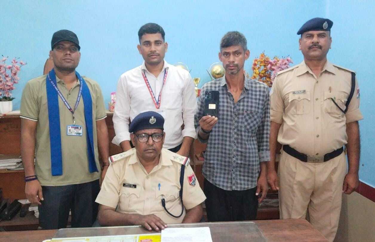 चोरी के मोबाइल के साथ चोर को आरपीएफ डेहरी ने पकड़ा