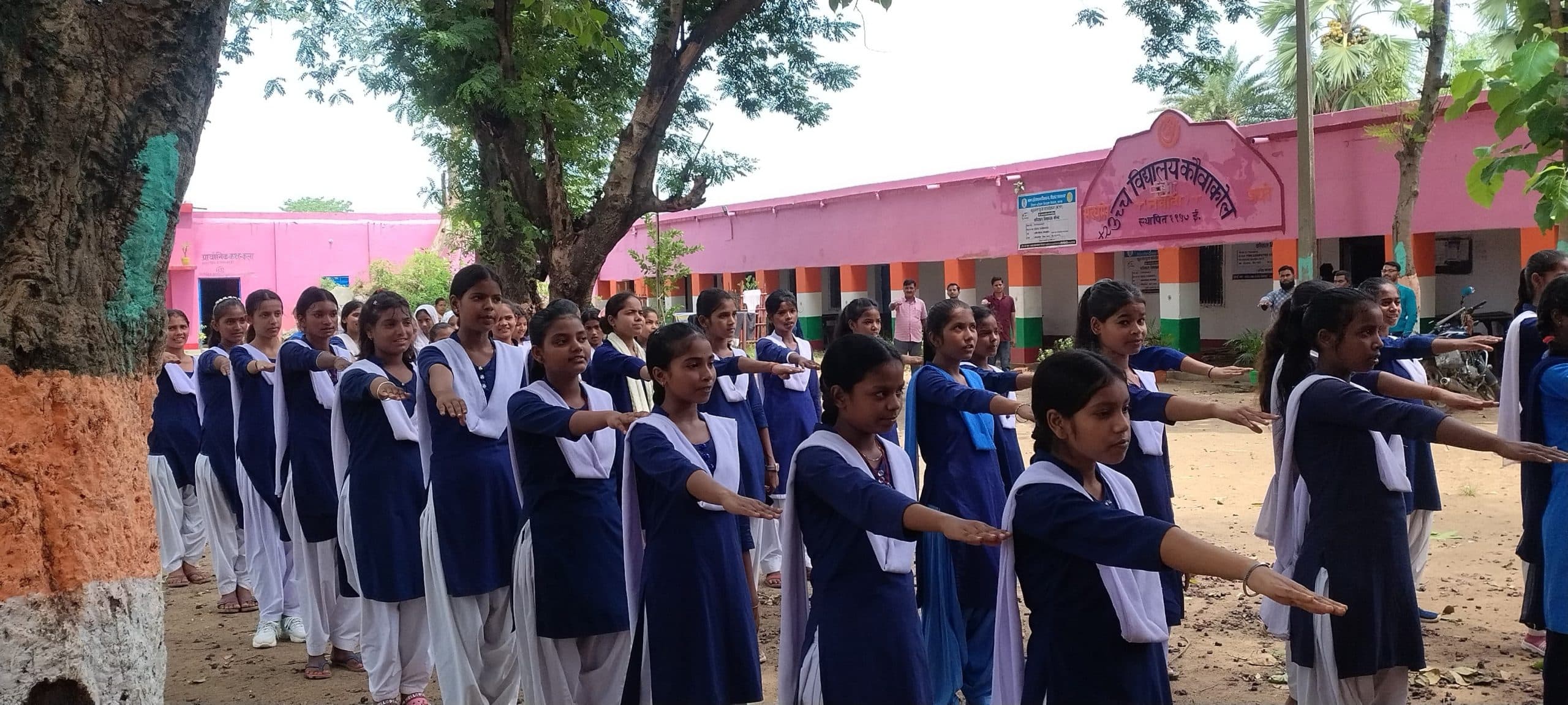 स्कूली बच्चों को दिलायी गयी शपथ