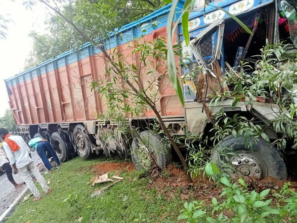 अनियंत्रित पिकअप से बचने के प्रयास में ट्रक दुर्घटनाग्रस्त