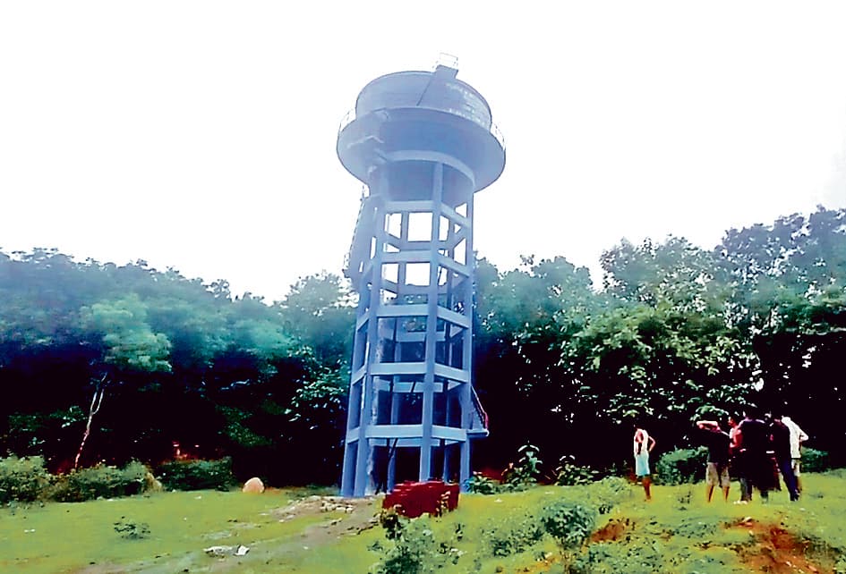 नवनिर्मित पानी टंकी का पाइप टूट कर नीचे गिरा, महिला हुई घायल