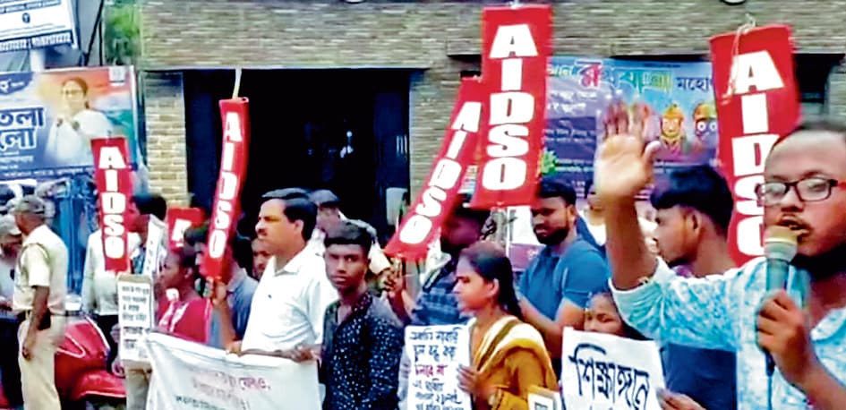 बर्दवान में एआइडीएसओ का विरोध प्रदर्शन, ज्ञापन सौंपा