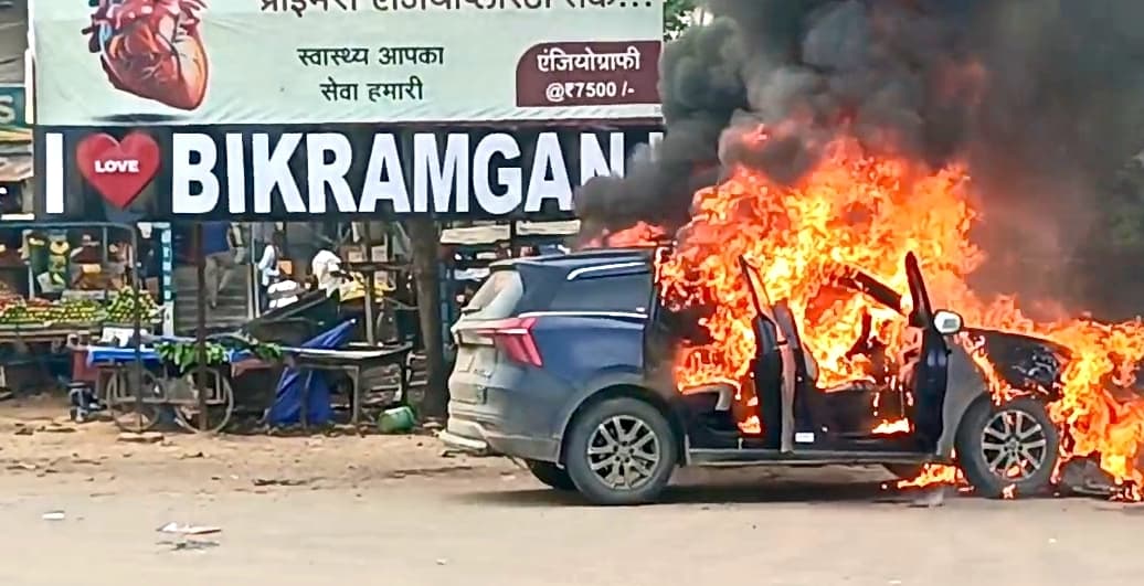 चलती कार में लगी आग, जलकर खाक