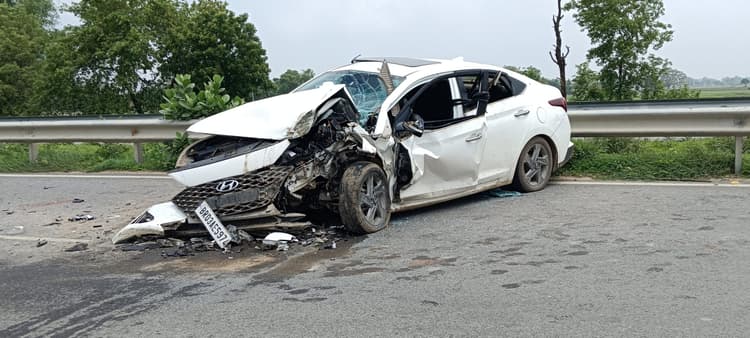 वाहन की टक्कर से कार में सवार छह लोग जख्मी, दो गंभीर