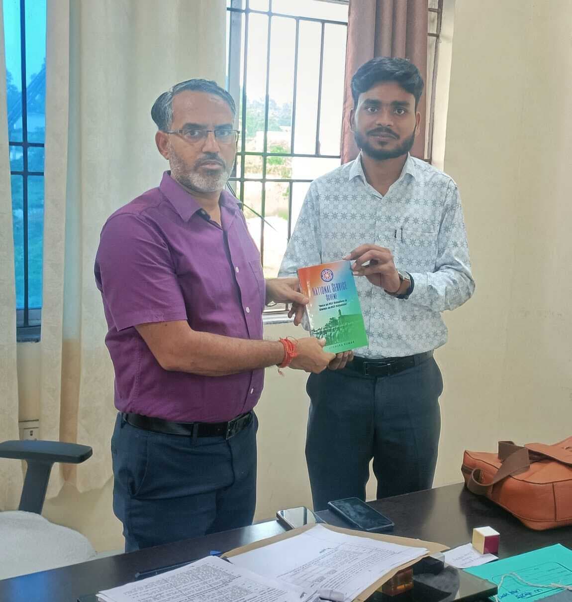 Giridih News :बिरनी के जितेंद्र ने उपायुक्त को भेंट की अपनी लिखी पुस्तक