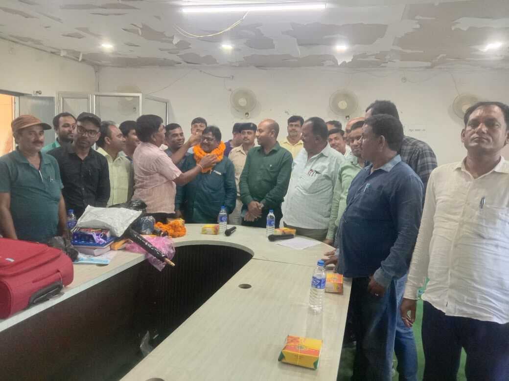 सेवानिवृत्ति पर राजस्व कर्मचारी को दी गयी विदाई