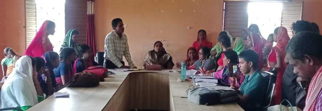 ग्राम उत्कर्ष शिविर में राशन व पेंशन के आये आवेदन