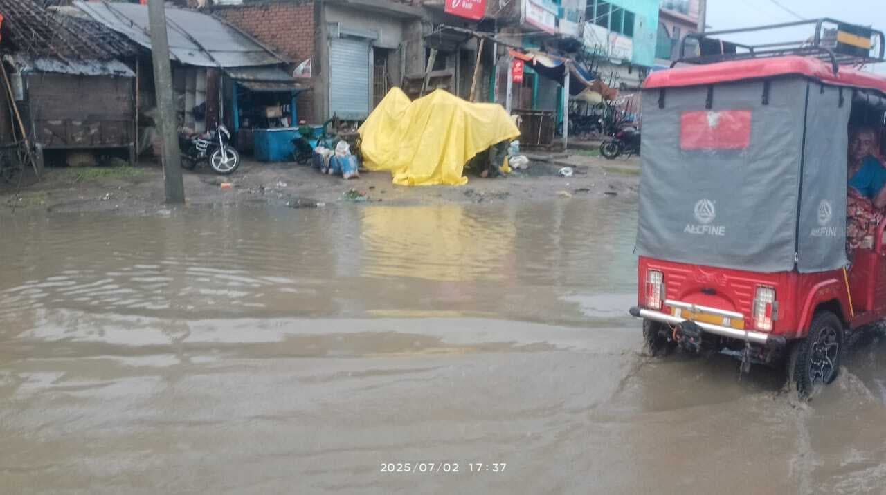 बारिश से नपं की सड़कें झील में तब्दील, जनजीवन हुआ अस्त व्यस्त