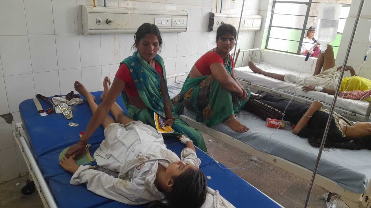 बच्चों से भरा मैजिक वाहन पलटा, एक दर्जन बच्चे घायल