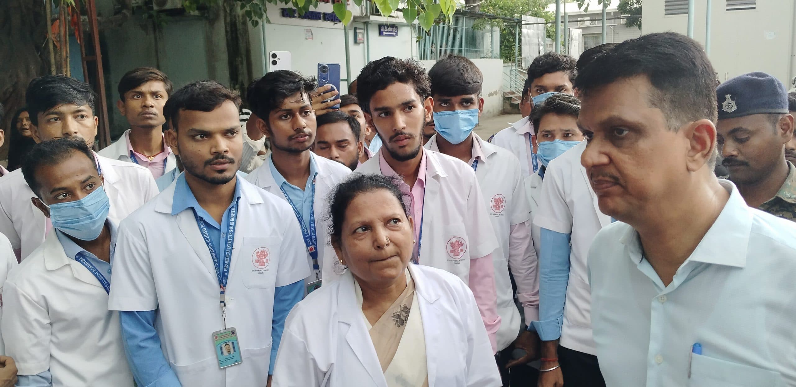 सदर अस्पताल की कुव्यवस्था देख भड़के डीएम, सीएस को लगाया फटकार, सुधरने का दिया अल्टीमेटम