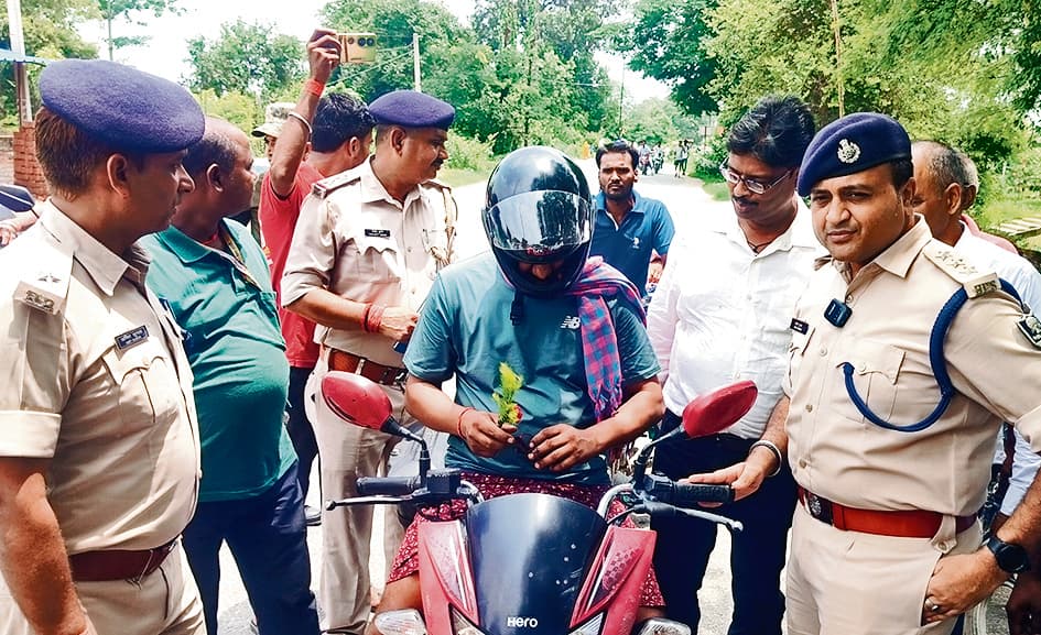 Gaya News : बाइक चालकों को गुलाब देकर बांटे हेलमेट, यातायात के नियमों को बताया