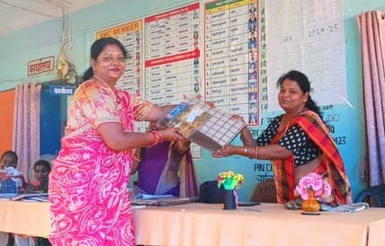 कस्तूरबा गांधी बालिका विद्यालय में शत-प्रतिशत रिजल्ट पर छात्राएं और शिक्षक सम्मानित