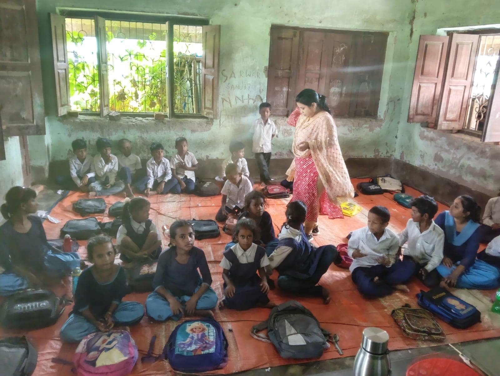 दो कमरे में एक से पांच तक की कक्षाएं संचालित