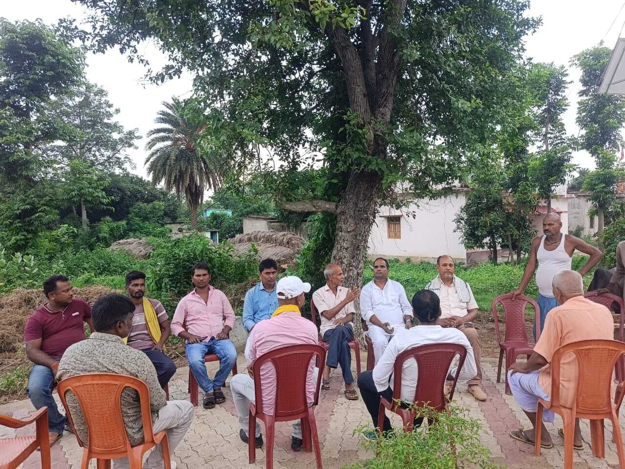 शोकाकुल परिजनों से मिले जनसुराज कार्यकर्ता