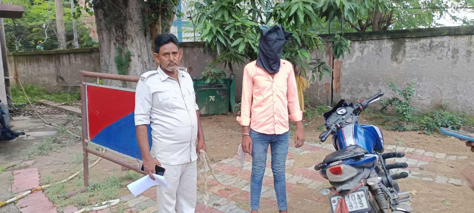 चोरी की बाइक के साथ युवक गिरफ्तार