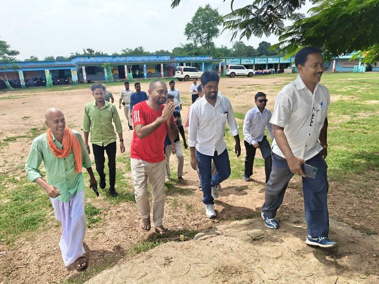 Bokaro News : डुमरी विधायक ने पिपराडीह में सुनी ग्रामीणों की समस्याएं