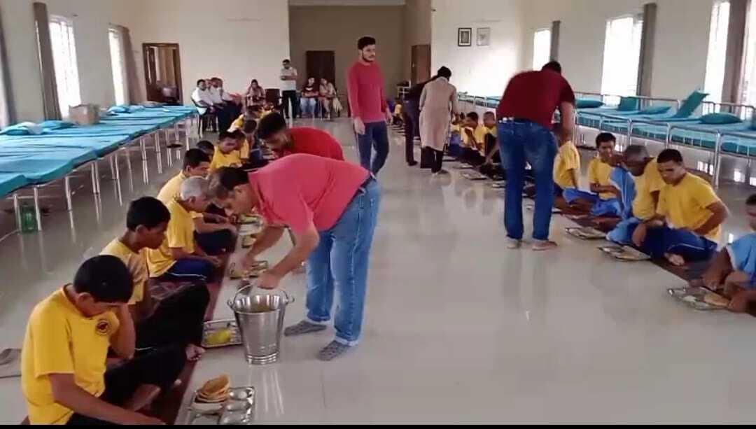 Ranchi News : अपना घर आश्रम में निराश्रितों को कराया गया भोजन