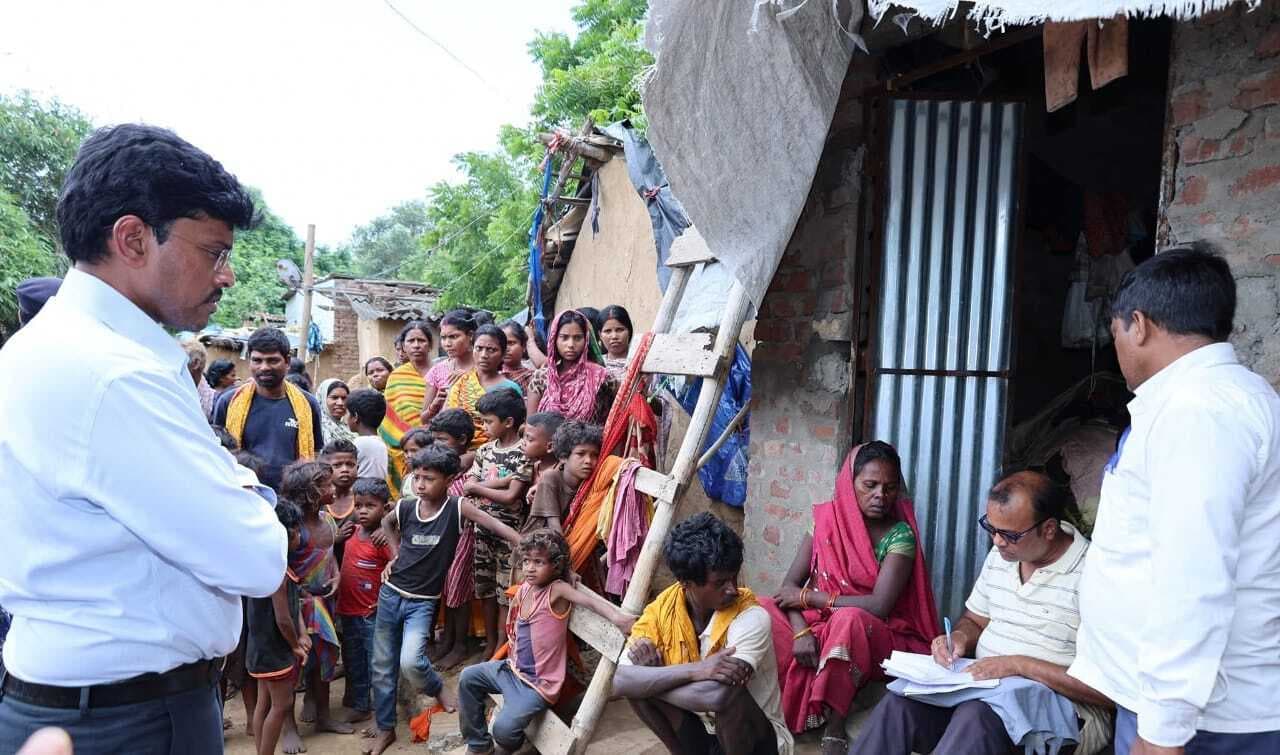 महादलित टोला में सर्वे कार्य का डीएम ने लिया जायजा