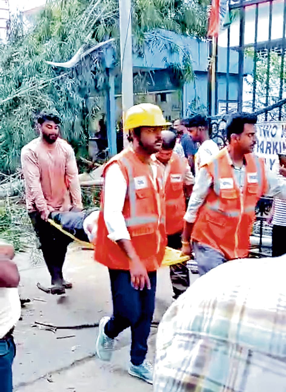 हावड़ा नगर निगम कार्यालय में गिरा पेड़, दो कर्मचारियों की दर्दनाक मौत