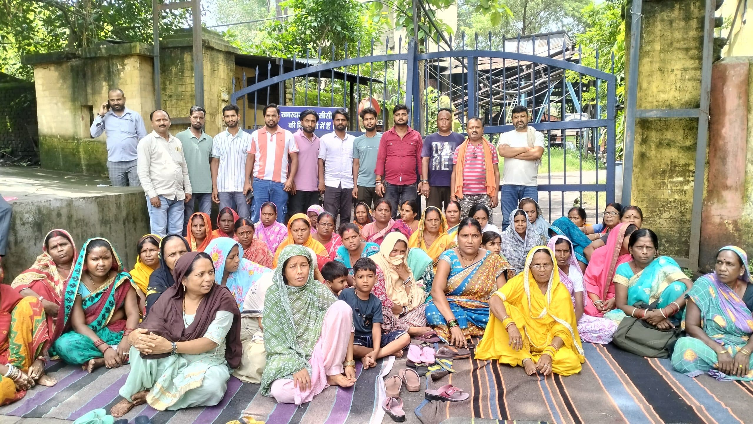 Dhanbad News : सेल जीतपुर कोलियरी बंदी के खिलाफ प्रदर्शन