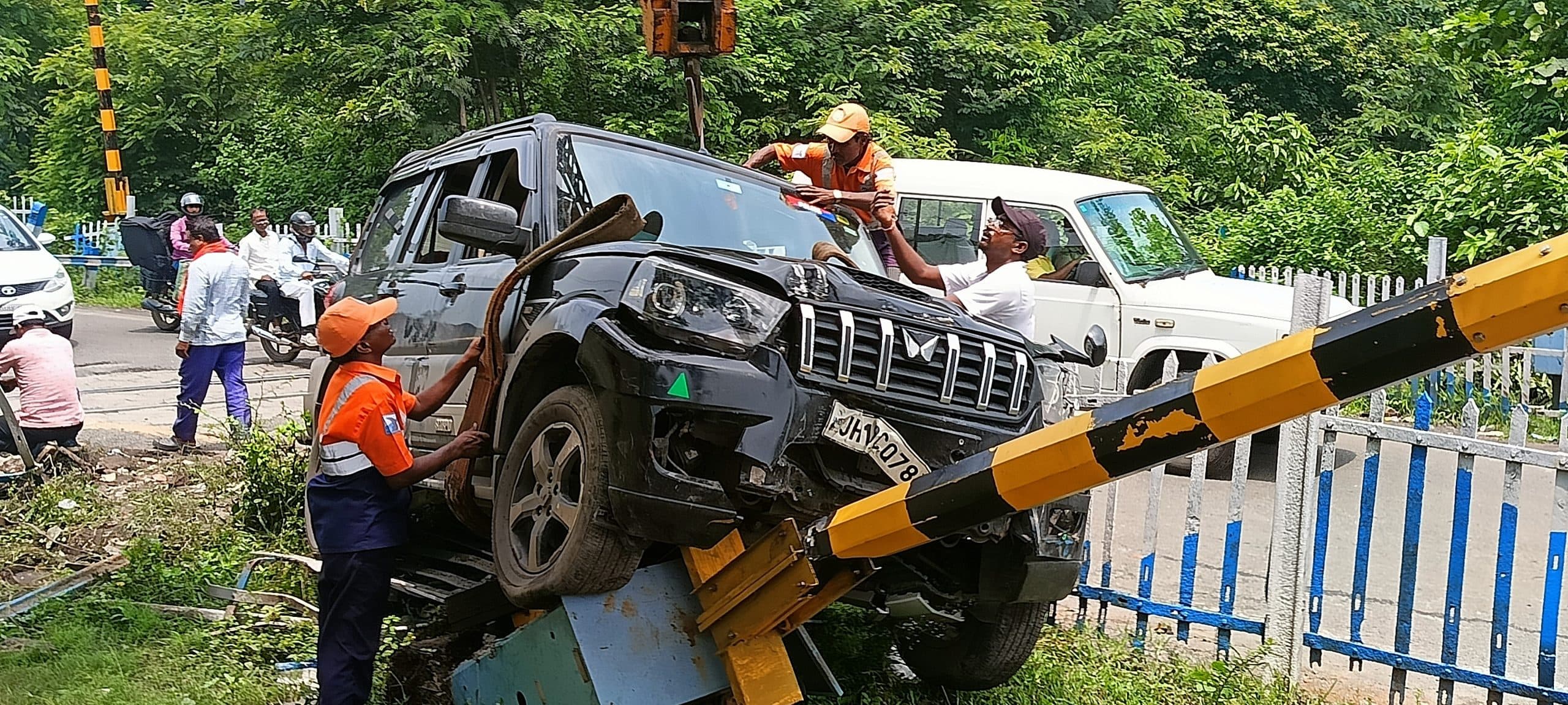Dhanbad News : रेलवे फाटक पर स्कॉर्पियो दुर्घटनाग्रस्त, बैरियर टूटा