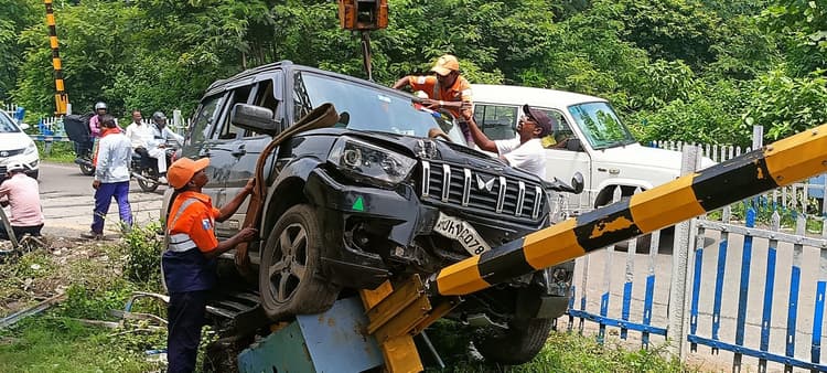 Dhanbad News : रेलवे फाटक पर स्कॉर्पियो दुर्घटनाग्रस्त, बैरियर टूटा